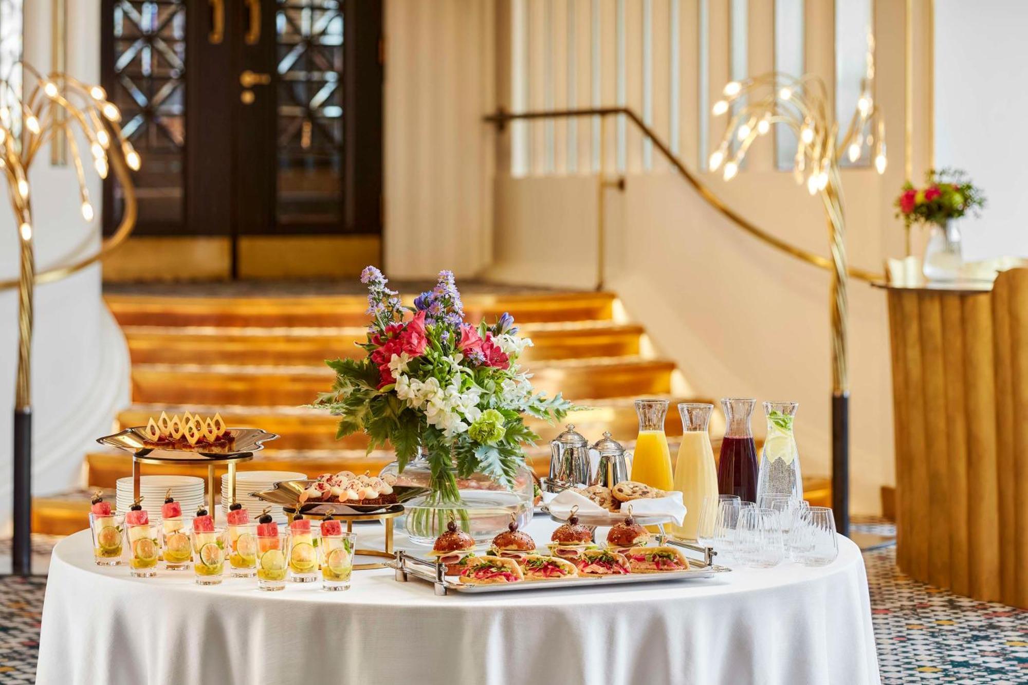 Nh Collection Helsinki Grand Hansa Esterno foto A buffet at the entrance of the National Museum of Finland